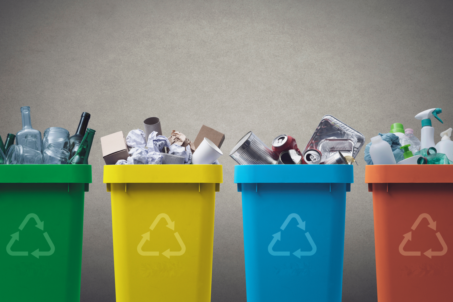 bidoni colorati per la raccolta differenziata