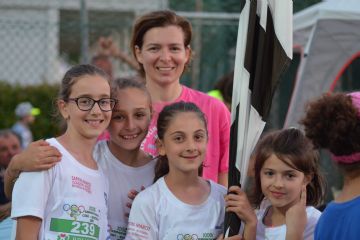 Il Presidente del Comitato Olimpico Baricellese- Clara Salicini- con la staffetta veloce categoria BF (1 classificata) alla premiazione 