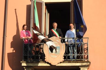Il Sindaco Mattioli con il presidente del Comitato olimpico baricellese, Clara Salicini e l'assessore allo sport Giovanni Carito durante la cerimonia per esporre  la bandiera bianco/nera del Baricella sul balcone del municipio.