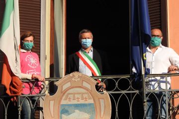 Il Sindaco Mattioli con il presidente del Comitato olimpico baricellese, Clara Salicini e l'assessore allo sport Giovanni Carito durante la cerimonia per esporre  la bandiera bianco/nera del Baricella sul balcone del municipio.